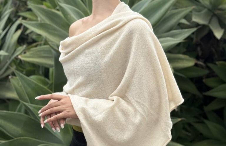 donna che indossa stola in cashmere
