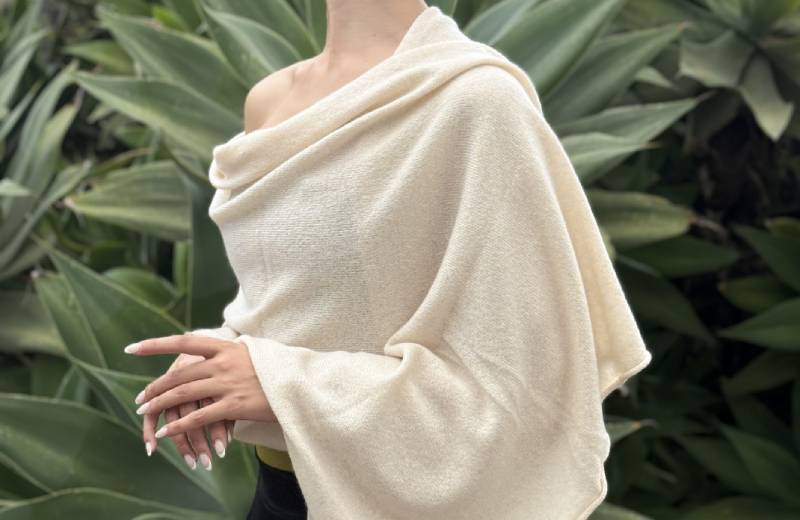 donna che indossa stola in cashmere